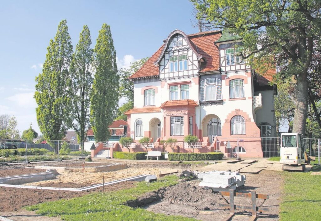 Umgestaltung-des-Vorgartens-läuft-Die-Villa-Gehben-in-Altenbruch-soll-künftig-zur-Straße-hin-ein-repräsentativeres-bild-abgeben
